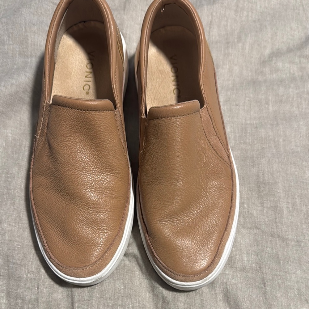 Vionic Kearny Women’s Camel Leather Slip-Ons with Gold accent on heel. Size 9